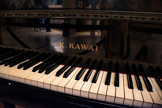 写真：ピアノを弾いているイメージ